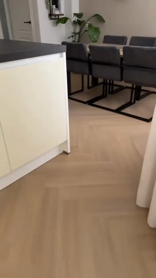 Lichte visgraatvloer in een eetkamer