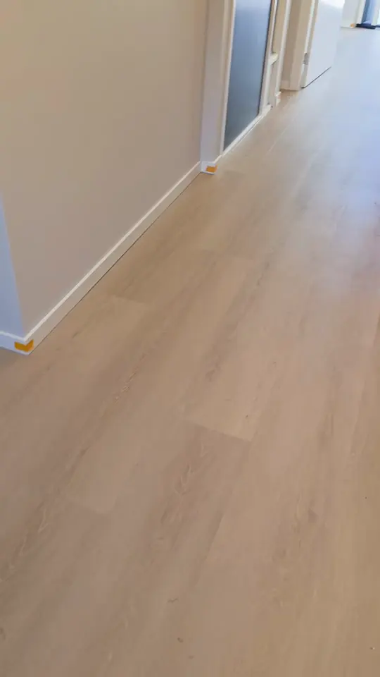 Plint langs een wand met een lichte PVC-vloer